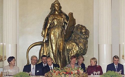 Официальный обед от имени Президента Финляндии Тарьи Халонен и Пентти Араярви в честь Владимира Путина и Людмилы Путиной.