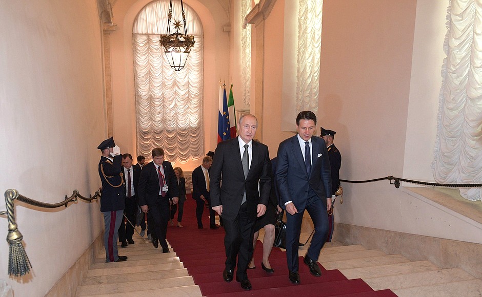 C Председателем Совета министров Итальянской Республики Джузеппе Конте.