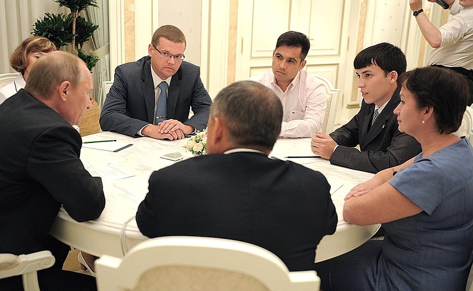 Встреча с главой Татарстана Рустамом Миннихановым и жителями республики – представителями предпринимательского сообщества, сфер образования и здравоохранения.
