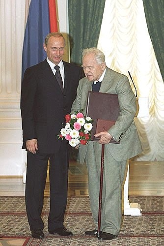 КРЕМЛЬ. Премия Президента России в области литературы и искусства 2002 года вручена композитору Тихону Хренникову.