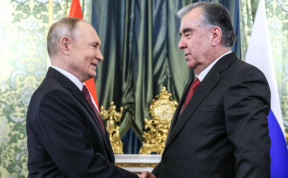 С Президентом Республики Таджикистан Эмомали Рахмоном перед началом переговоров в узком составе.