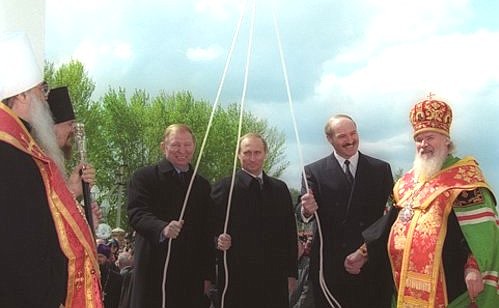 Vladimir Putin with presidents Leonid Kuchma of Ukraine and Alexander Lukashenko of Belarus (to the right) at the Unity Bell, blessed by Alexy II the Patriarch of Moscow and All Russia.
