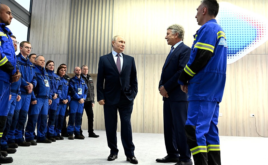 Владимир Путин кратко пообщался с рабочими перед началом церемонии отправки первой технологической линии сжижения природного газа на основаниях гравитационного типа в рамках проекта «Арктик СПГ-2».