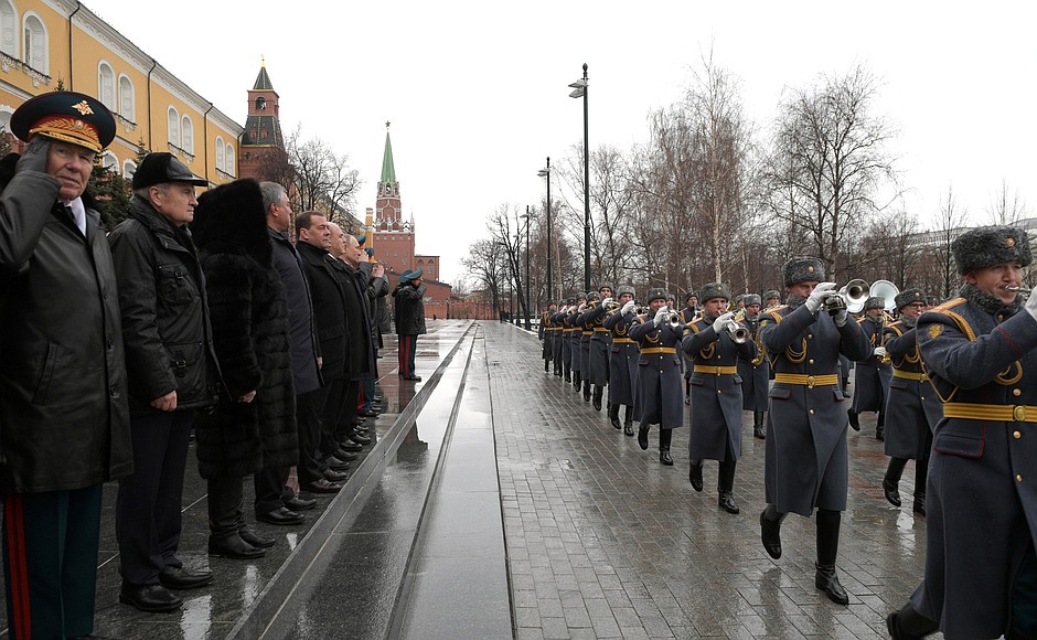 Церемония возложения венка к Могиле Неизвестного Солдата завершилась торжественным маршем роты почётного караула и оркестра.