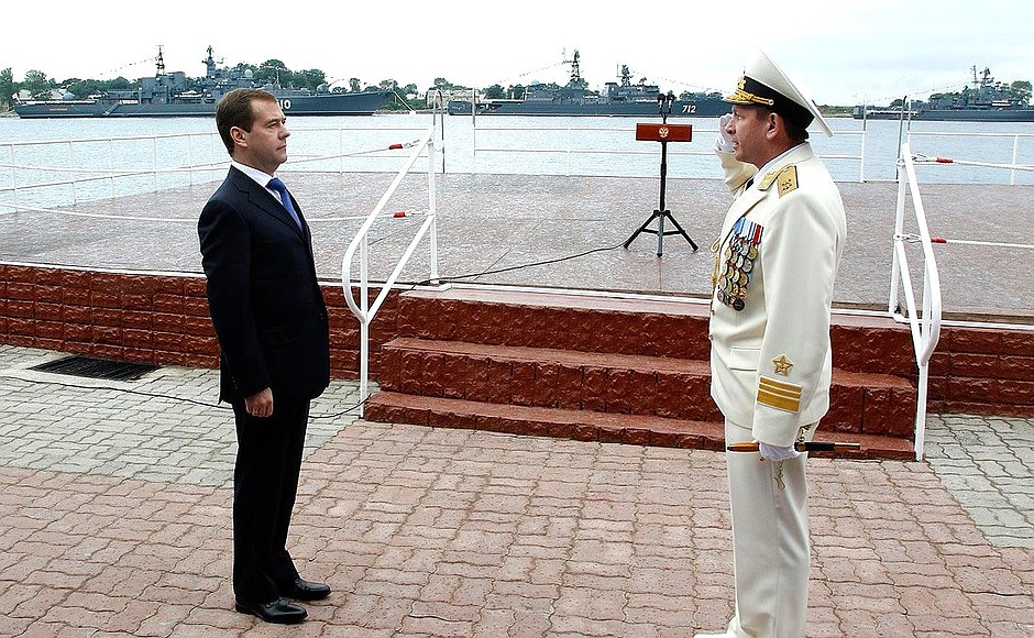 Dmitry Medvedev heard a report from Commander of the Russian Baltic Fleet Vice Admiral Viktor Chirkov before the start of a naval parade to celebrate Navy Day.