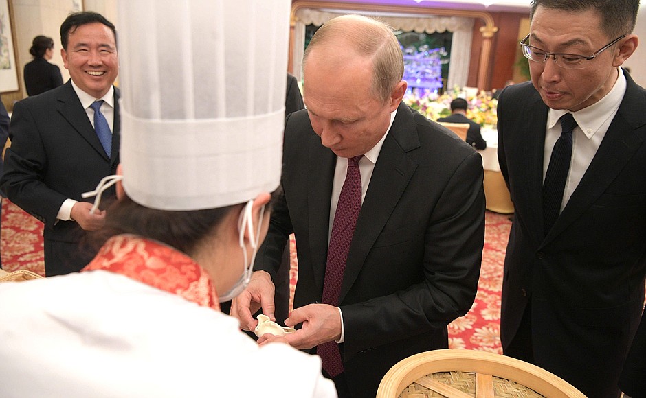 Во время торжественного приёма от имени Председателя КНР в Доме приёмов правительства Тяньцзиня Владимир Путин приготовил и вместе с Си Цзиньпином попробовал традиционную китайскую еду.