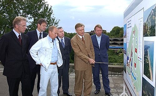 TUAPSE. President Putin looking at the master plan of the children\'s center with Chairman of the State Sports Committee Vyacheslav Fetisov, Krasnodar Region Governor Alexander Tkachev, Education Minister Vladimir Filippov, chief of the Stremitelny children\'s camp, which is part of the Orlyonok centre, Alexei Solovyov, and Director of the Administrative Board of the Russian President Vladimir Kozhin (left to right).