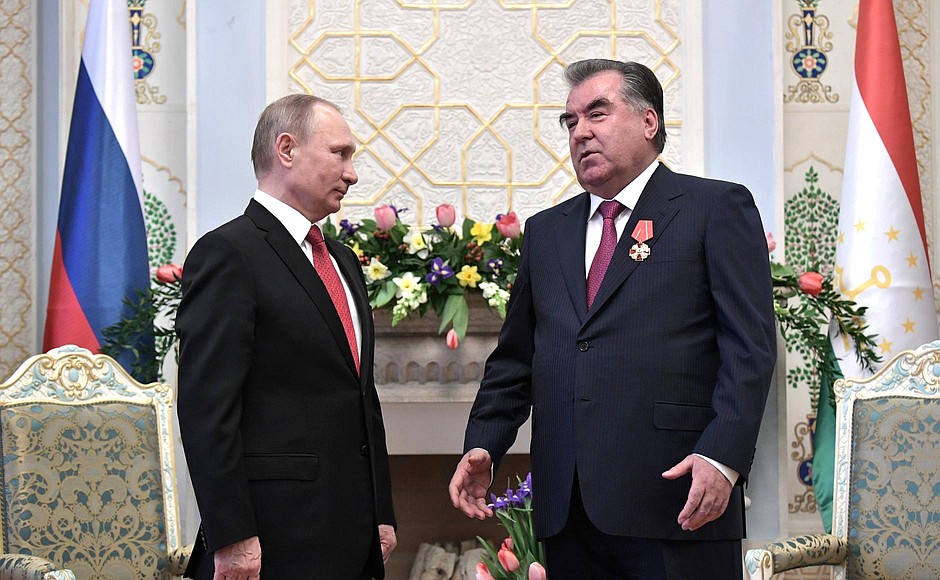 Владимир Путин вручил Президенту Таджикистана Эмомали Рахмону государственную награду Российской Федерации – орден Александра Невского.