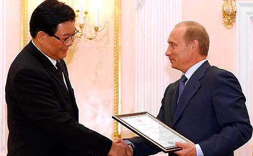 Владимир Путин вручил послу Китая Чжан Дэгуану, завершающему свою работу в России, Благодарность Президента России.
