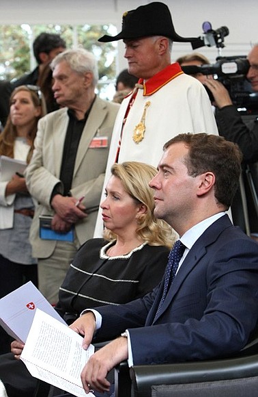 С супругой Светланой Медведевой во время церемонии официальной встречи в правительственной резиденции Лон.