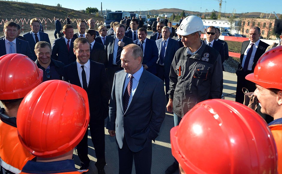 С Председателем Правительства Дмитрием Медведевым (слева) в ходе осмотра участка строительства транспортного перехода через Керченский пролив.