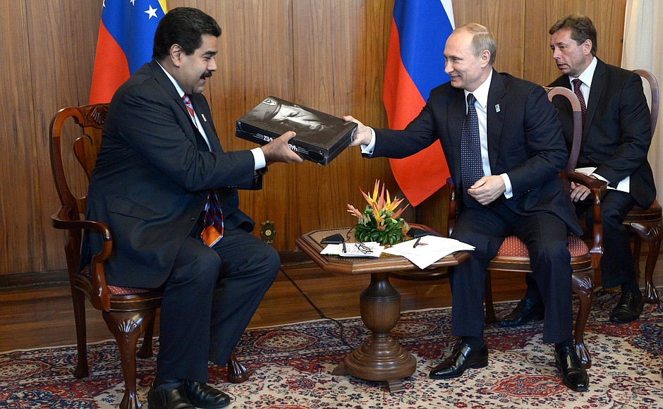 Владимир Путин подарил Президенту Венесуэлы книгу об Уго Чавесе.