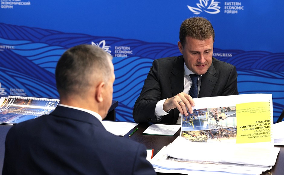 Deputy Prime Minister and Presidential Plenipotentiary Envoy to the Far Eastern Federal District Yury Trutnev (left) and Minister for the Development of the Far East and the Arctic Alexei Chekunkov during the meeting on development of Far Eastern cities.