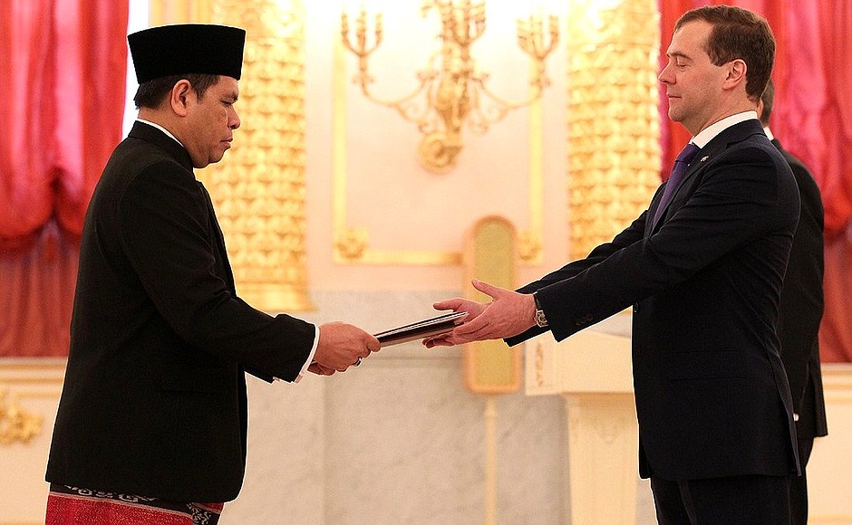Presentation by foreign ambassadors of their letters of credence. Dmitry Medvedev receives a letter of credence from Ambassador of the Republic of Indonesia Djauhari Oratmangun.