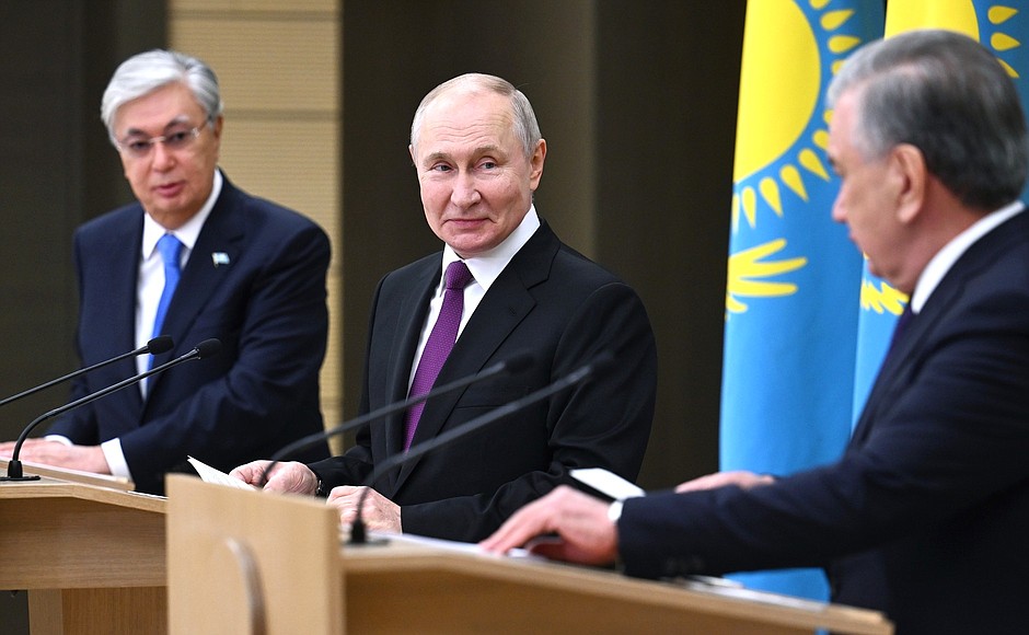 With President of Kazakhstan Kassym-Jomart Tokayev, left, and President of Uzbekistan Shavkat Mirziyoyev before the launch of Russian gas supplies to Uzbekistan via Kazakhstan.