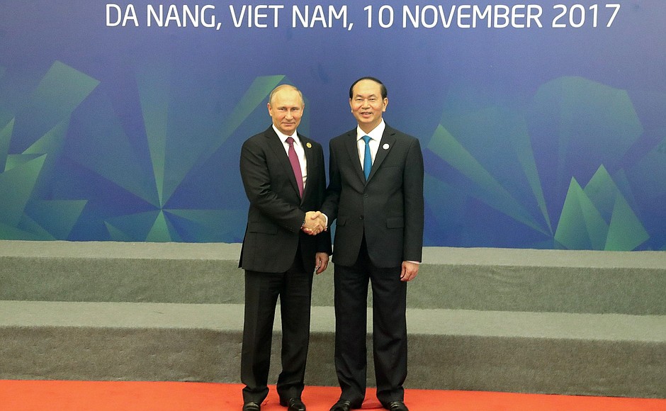 С Президентом Вьетнама Чан Дай Куангом перед началом встречи лидеров экономик форума «Азиатско-тихоокеанское экономическое сотрудничество» с членами Делового консультативного совета АТЭС.