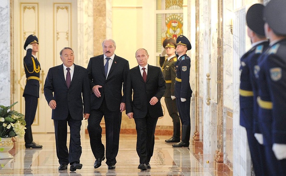 С Президентом Казахстана Нурсултаном Назарбаевым и Президентом Белоруссии Александром Лукашенко перед началом заседания Высшего Евразийского экономического совета.