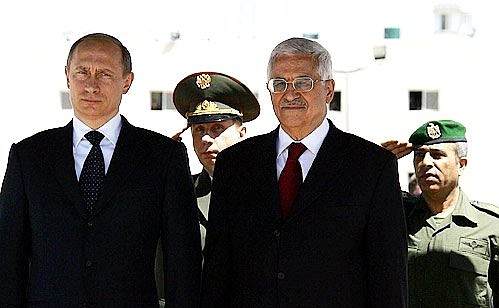 Возложение венка к могиле Ясира Арафата. Справа — глава Палестинской национальной администрации Махмуд Аббас.