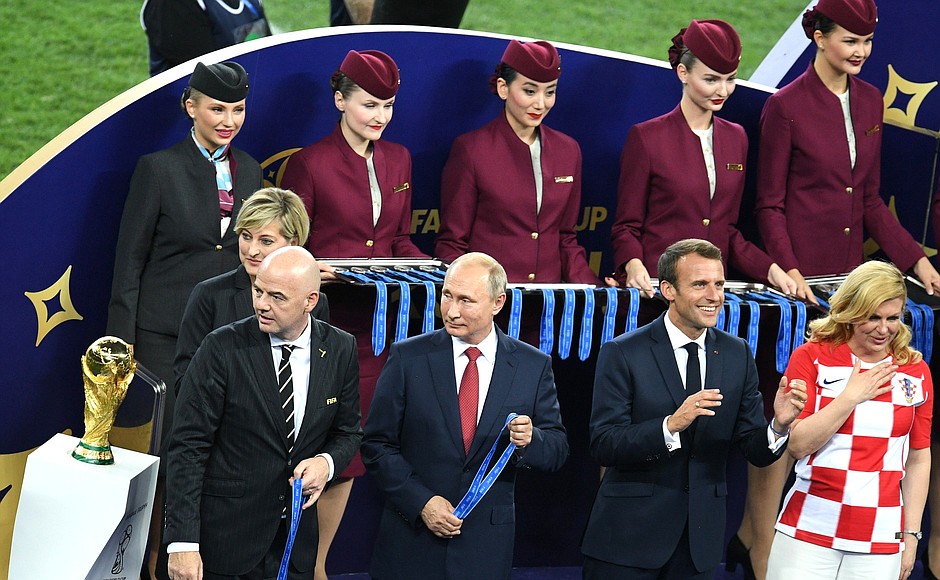 Президент ФИФА Джанни Инфантино, Президент России Владимир Путин, Президент Франции Эммануэль Макрон, Президент Хорватии Колинда Грабар-Китарович на церемонии награждения победителей чемпионата мира по футболу 2018 года.
