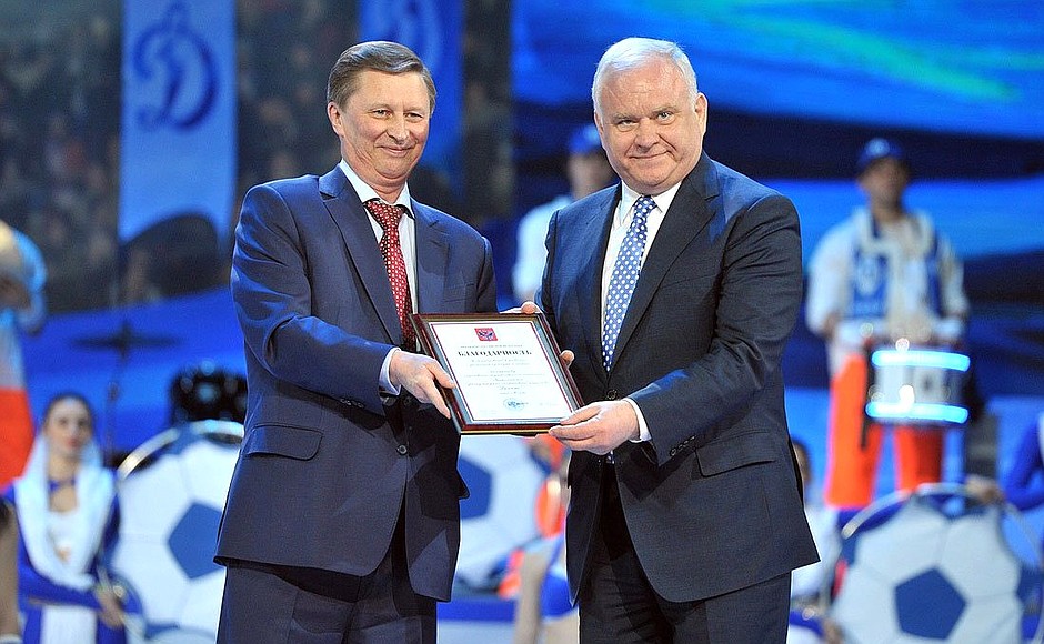 On behalf of the President of the Russian Federation, Sergei Ivanov presented to Dynamo President Vladimir Pronichev a tribute of thanks to everyone at Dynamo Sports Club.