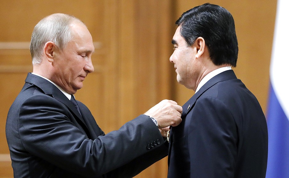 Vladimir Putin presented the President of Turkmenistan Gurbanguly Berdimuhamedov with a state award of the Russian Federation – the Order of Alexander Nevsky.
