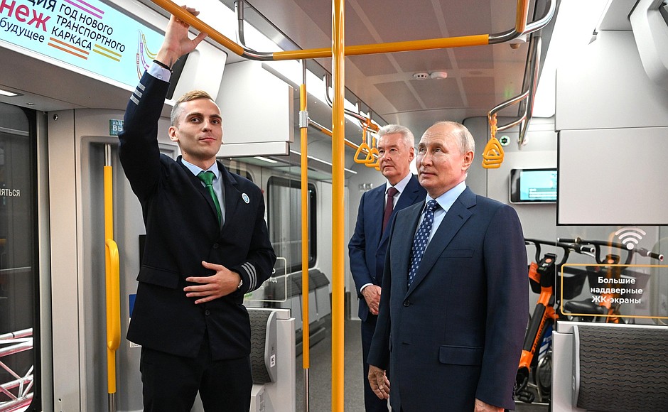 Looking over the upgraded Ivolga 3.0 carriage with Moscow Mayor Sergei Sobyanin (centre) and train operator Artyom Chalykh at the Manezh Central Exhibition Hall.