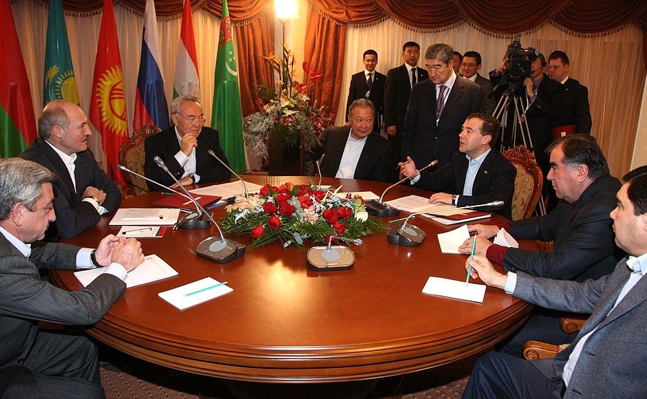 Неформальная встреча президентов России, Беларуси, Казахстана, Армении, Киргизии, Таджикистана и Туркмении.