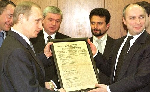 President Putin visiting the offices of the newspaper Izvestia. Its editor-in-chief Mikhail Kozhokin made him a gift of a copy of the paper\'s first edition.