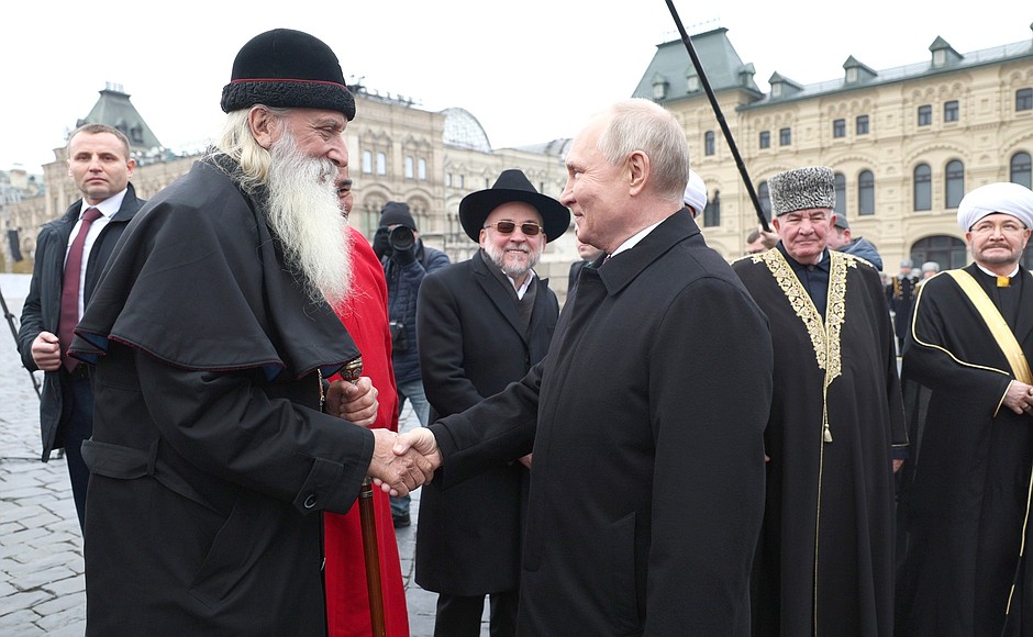 With Metropolitan Kornily of Moscow and All Russia of Old-Rite Russian Orthodox Church during the flower-laying ceremony at the monument to Kuzma Minin and Dmitry Pozharsky.