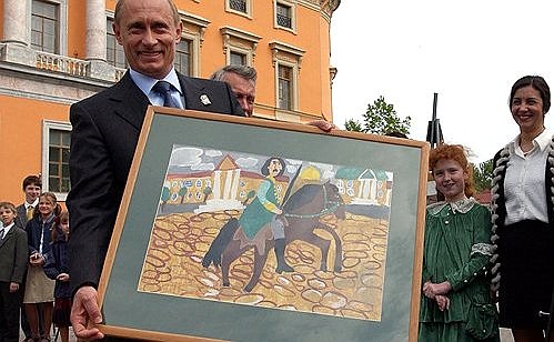 Sasha Abramova, 8, a participant in the exhibition, “St Petersburg through Children\'s Eyes”, gave President Putin a portrait of Peter the Great which she had painted.