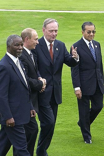 Vladimir Putin with South-African President Tabo Mbeki (left), Canadian Prime Minister Jean Chretien and the Malaysian Prime Minister Mahathir Mohamad.