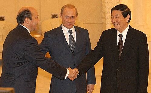 President Putin with Chinese Prime Minister Zhu Rongji and Russian Foreign Minister Igor Ivanov (left).