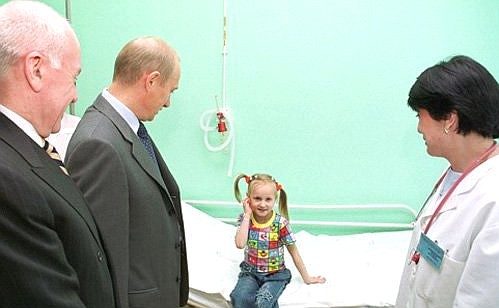 President Putin at a convalescent ward for children in the Bakulev Cardiovascular Surgery Research Centre.