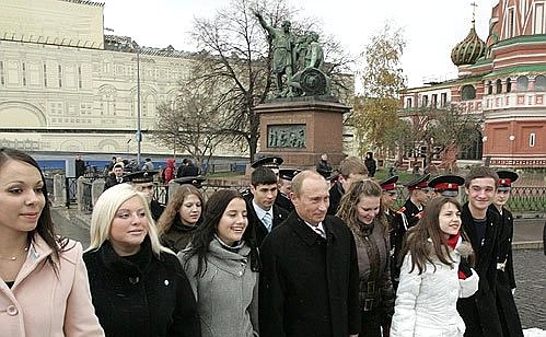 With representatives from youth organisations and cadets of the Nakhimov and Suvorov Military Schools after laying flowers on the monument to Minin and Pozharskii.