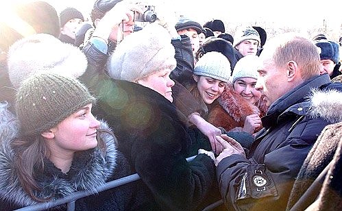 President Putin talking with city residents outside the regional administration\'s building.
