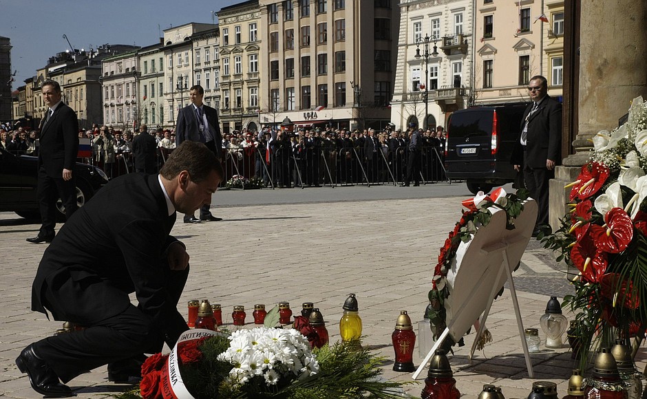 Dmitry Medvedev laid a bouquet of red roses before the portraits of Lech and Maria Kaczynski at St Mary’s Basilica.