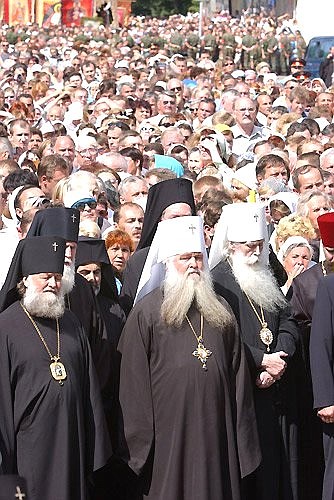 Patriarch Alexii II blessing a procession carrying the relics of St Seraphim of Sarov.