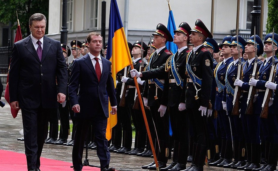 Церемония официальной встречи Президента России Дмитрия Медведева Президентом Украины Виктором Януковичем.