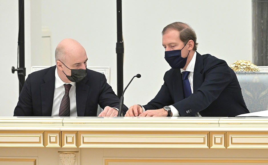 Industry and Trade Minister Denis Manturov (right) and Finance Minister Anton Siluanov before the meeting with representatives of Russian business circles.