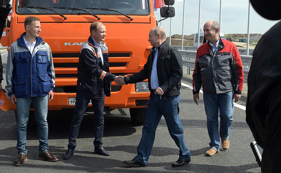 Перед проездом по Крымскому мосту Владимир Путин встретился со строителями объекта.