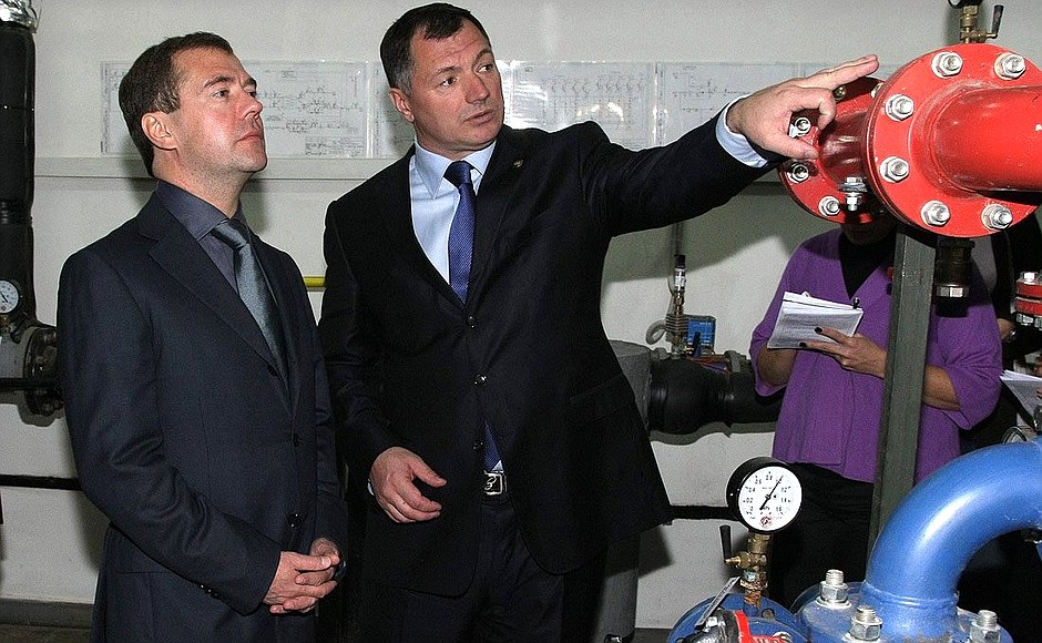 Examining automatic heat regulation system in one of the homes in Naberezhnye Chelny. With Tatarstan's Minister of Construction, Architecture and Housing Marat Khusnullin.