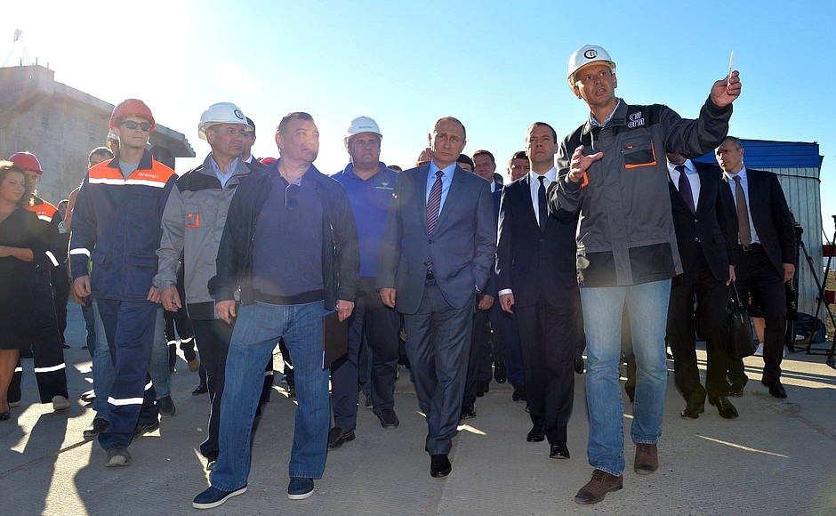 С Председателем Правительства Дмитрием Медведевым (справа) в ходе осмотра участка строительства транспортного перехода через Керченский пролив.