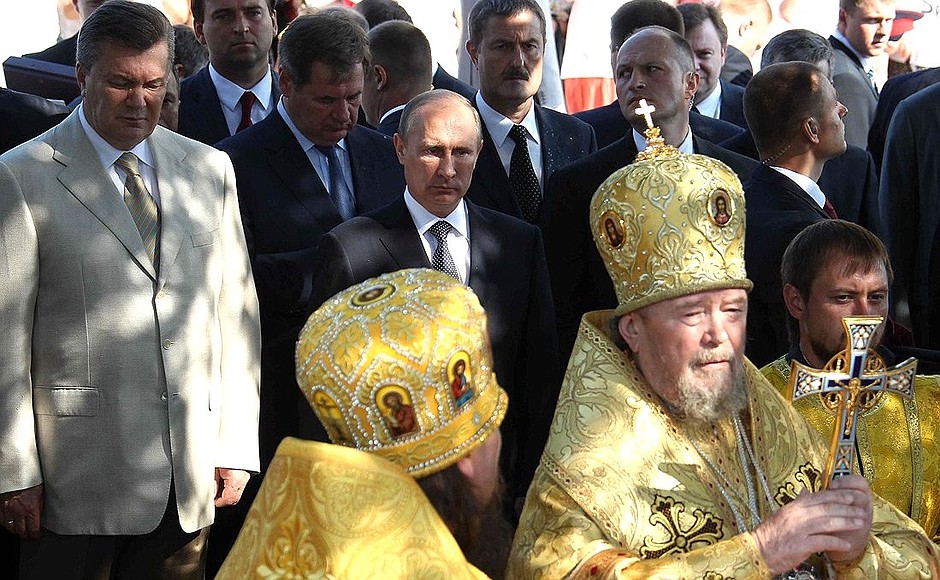 Во время освящения колокола Свято-Владимирского кафедрального собора в Херсонесе Таврическом.
