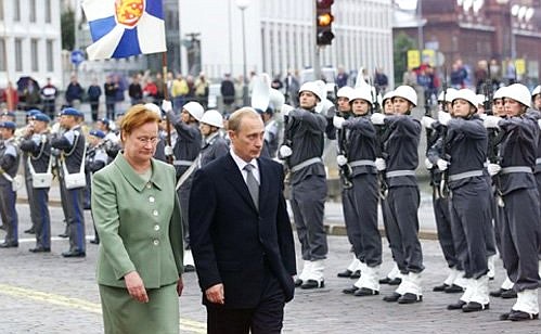 President Putin and his Finnish counterpart, Tarja Halonen, during the welcoming ceremony.