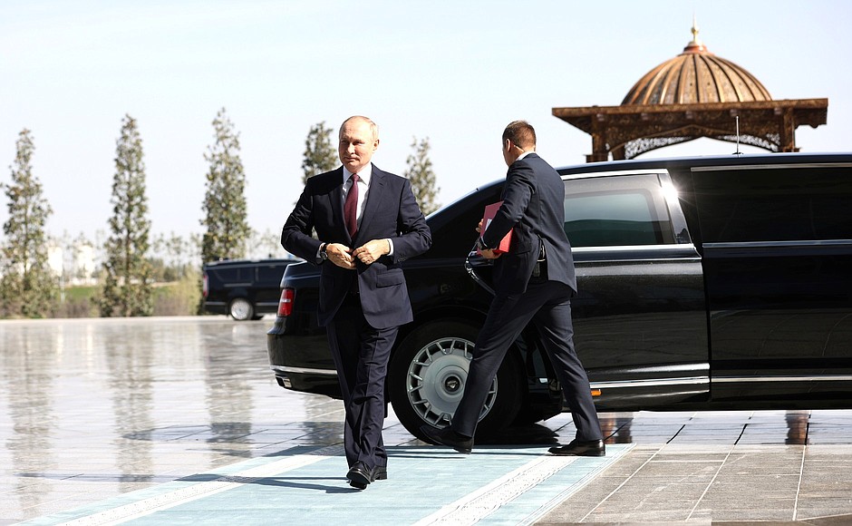 Vladimir Putin arrives at a meeting of the SCO Heads of State Council.