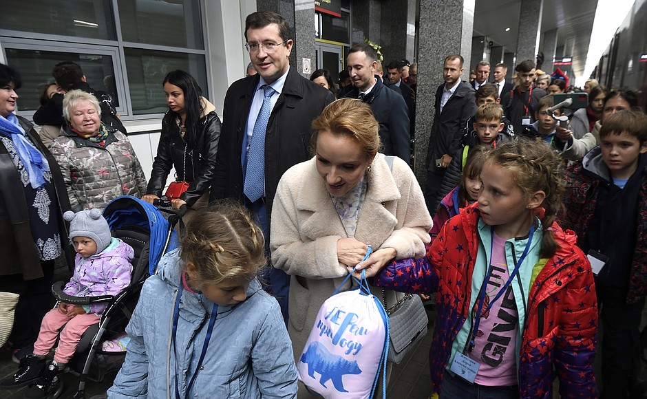 Presidential Commissioner for Children’s Rights Maria Lvova-Belova brought orphans from the DPR to the Nizhny Novgorod Region for placement with foster families. With Nizhny Novgorod Region Governor Gleb Nikitin (centre).