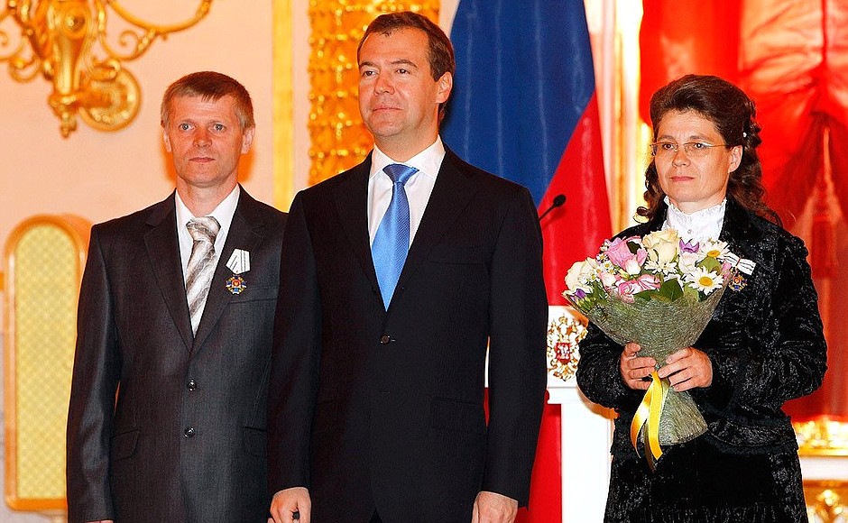 Dmitry Medvedev presents the Order of Parental Glory to Irina and Vladimir Makhov, who are raising 10 children.