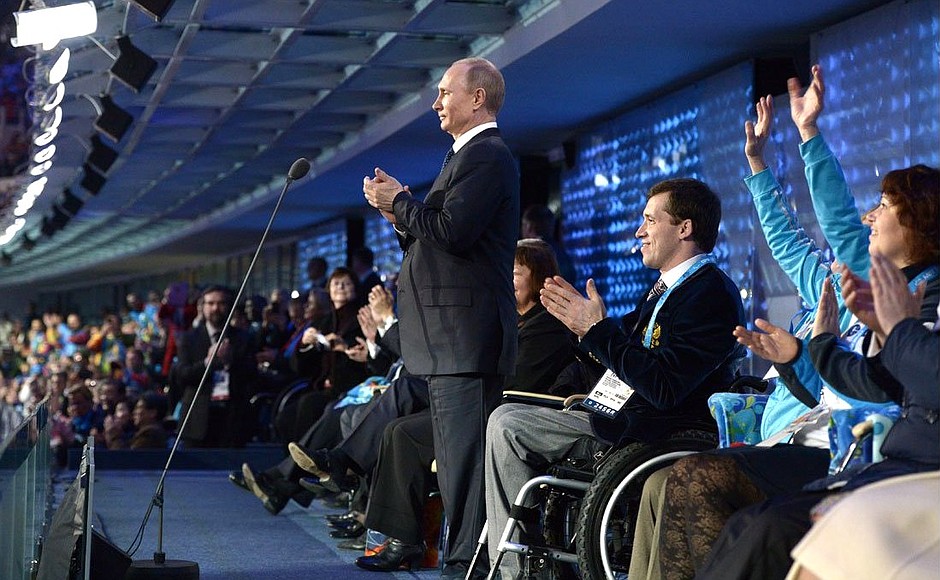 На церемонии открытия XI зимних Паралимпийских игр. Владимир Путин дал старт XI зимним Паралимпийским играм.