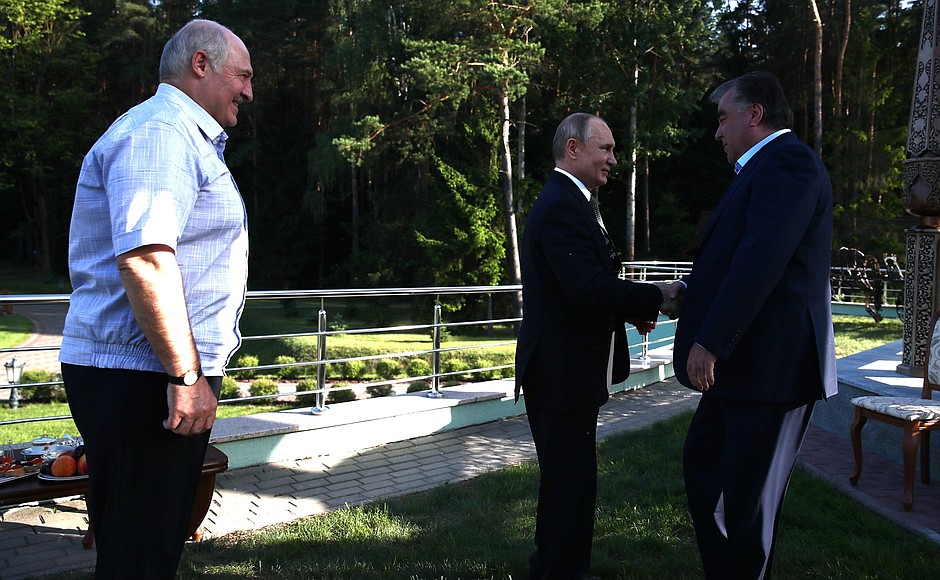 С Президентом Республики Беларусь Александром Лукашенко (слева) и Президентом Республики Таджикистан Эмомали Рахмоном.