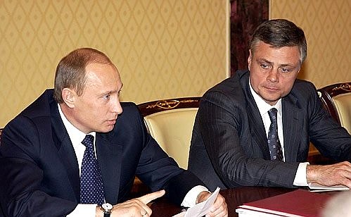 На заседании президиума Госсовета. С помощником Президента Александром Абрамовым.